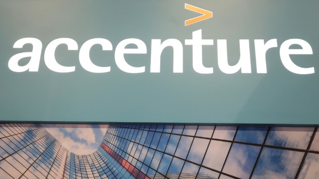 Accenture edificio y logo