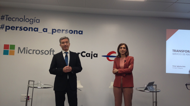 Víctor Iglesias (Ibercaja) y Pilar López (Microsoft