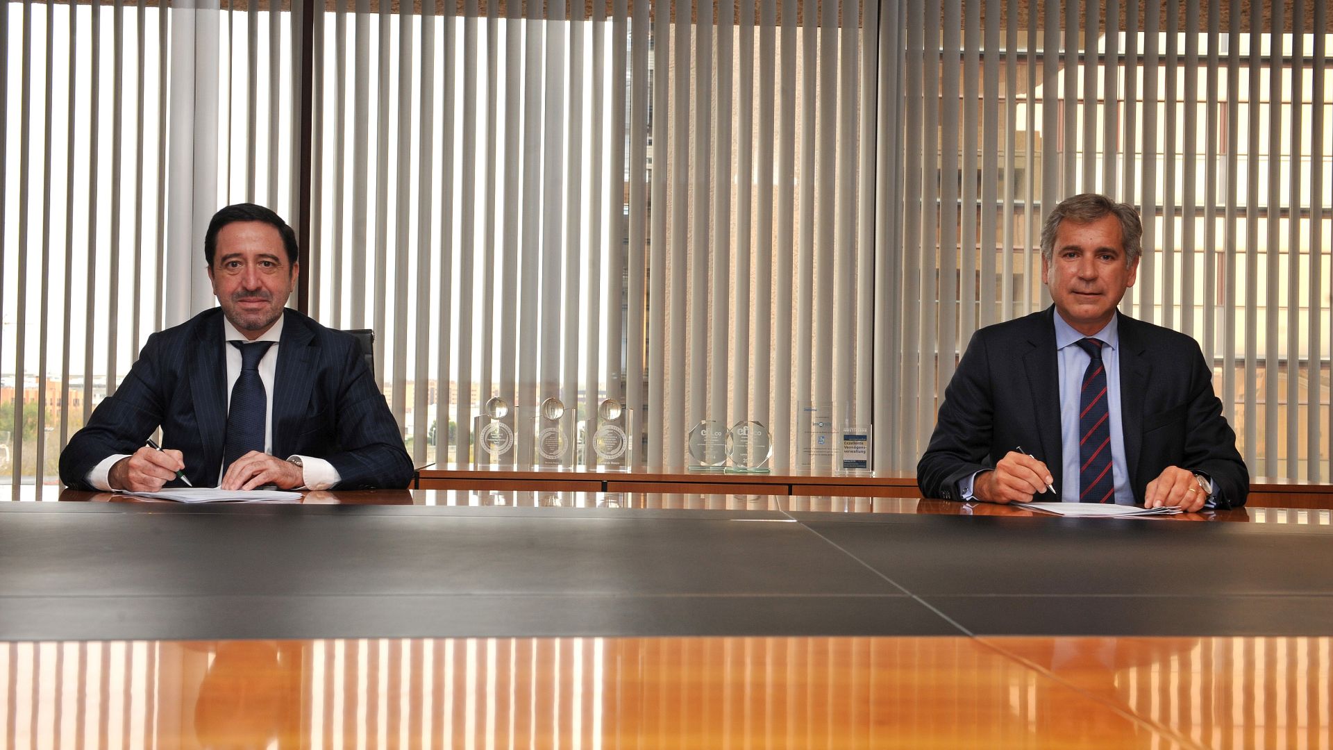 En la fotografía adjunta, a la izquierda, Alberto del Cid -Ceo de Inversis- y a la derecha, Diego López Abellán -managing director de Servicios Financieros de Accenture- durante la firma del acuerdo.