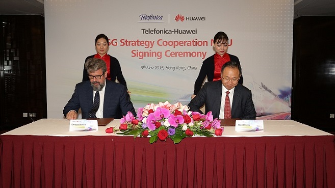 David Wang, Presidente de la Línea de Producto Wireless de Huawei, y Enrique Blanco, CTO de Grupo Telefónica, firman el Memorando de Entendimiento
