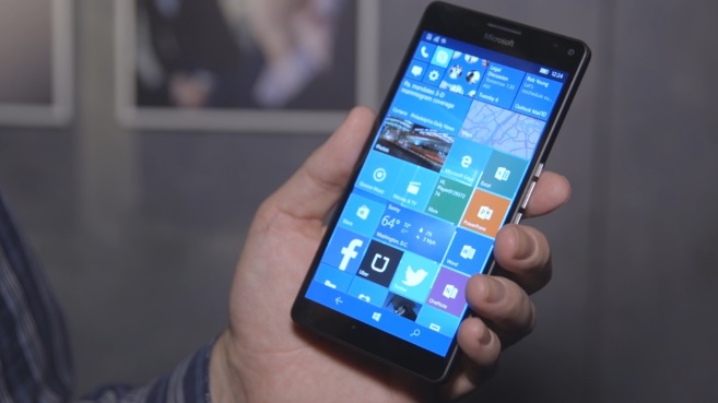 Lumia en mano con Windows Phone