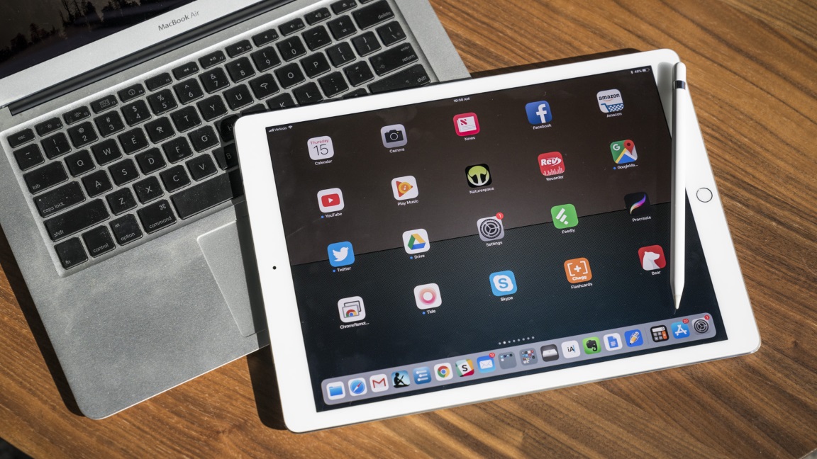 iPad con Apple Pencil y Macbook Air