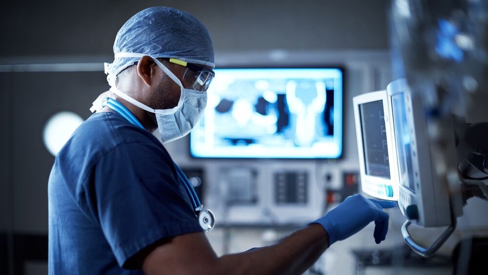 imagen de un médico observando pantallas con imágenes médicas