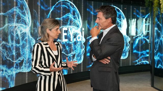 Beatriz Sanz, líder mundial de IA de EY, y Federico Linares, presidente de EY en España
