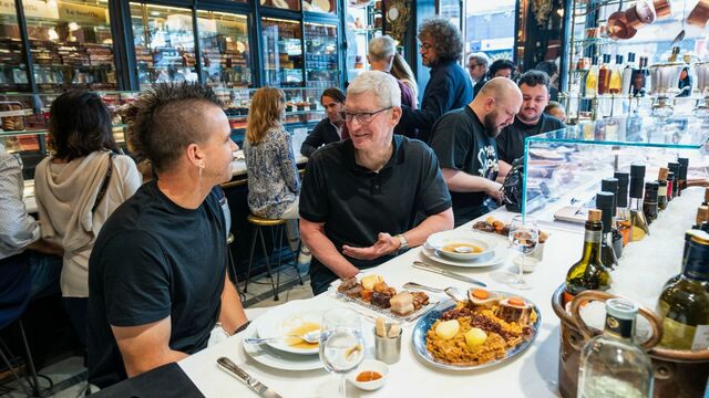 El chef español Dabiz Muñoz junto al CEO de Apple, Tim Cook, en el restaurante madrileño Lhardy.