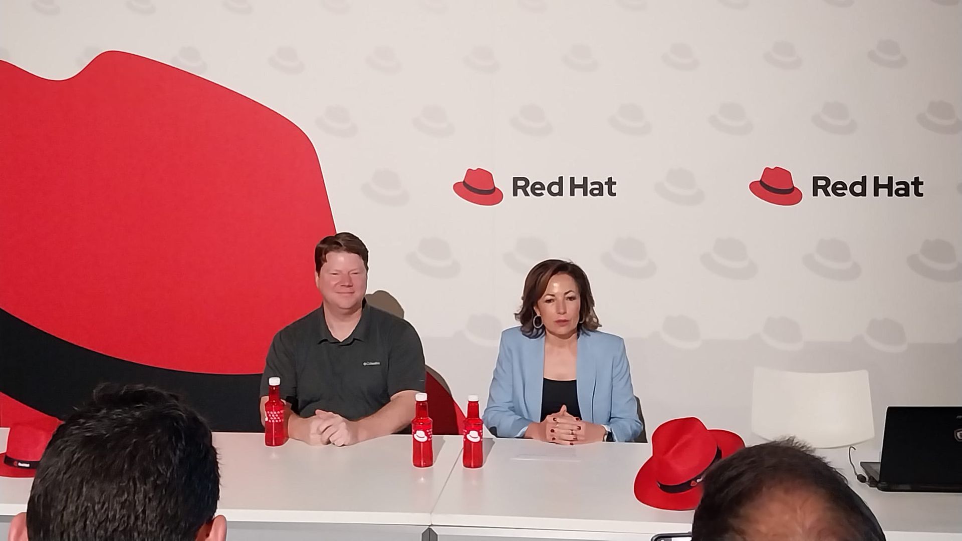 Steven Huels, General Manager, Artificial Intelligence Business de Red Hat; y Julia Bernal, country manager de Red Hat para España y Portugal.
